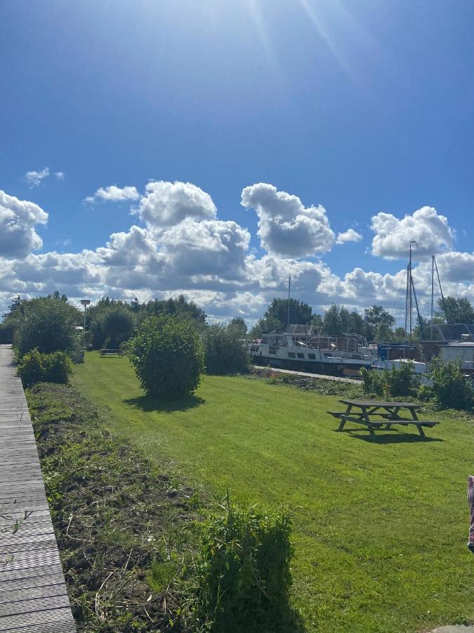 C'Est La Vie Houseboat Hotel Nederhorst den Berg Exterior photo