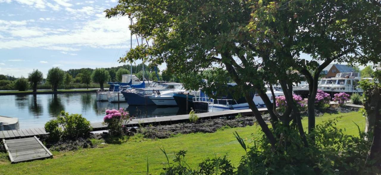 C'Est La Vie Houseboat Hotel Nederhorst den Berg Exterior photo