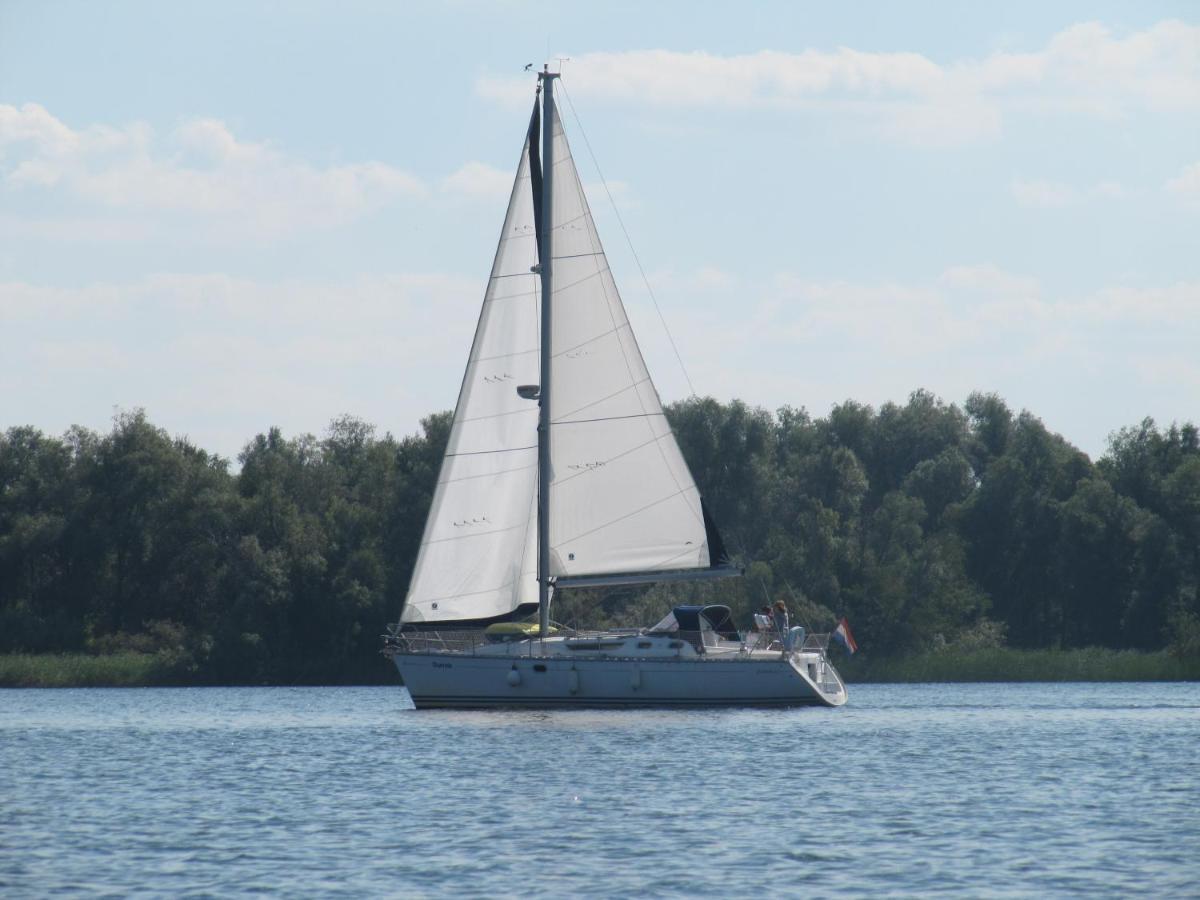C'Est La Vie Houseboat Hotel Nederhorst den Berg Exterior photo